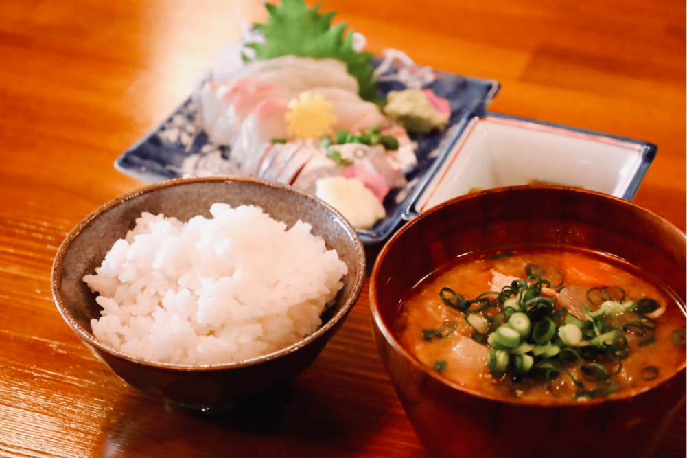 豚汁セットとお刺身